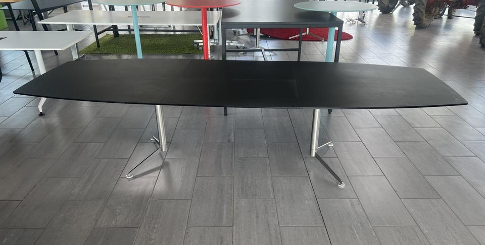 Paustian Spinal spisebord i sort 220x110 cm set forfra – elegant og stilrent design i topkvalitet.